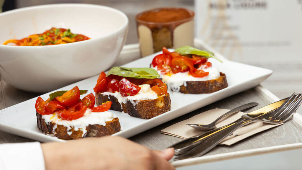 Plateau de bruschettas aux tomates cerises et basilic, servi avec un bol de p&acirc;tes et un dessert au restaurant de La Commune, Lyon.