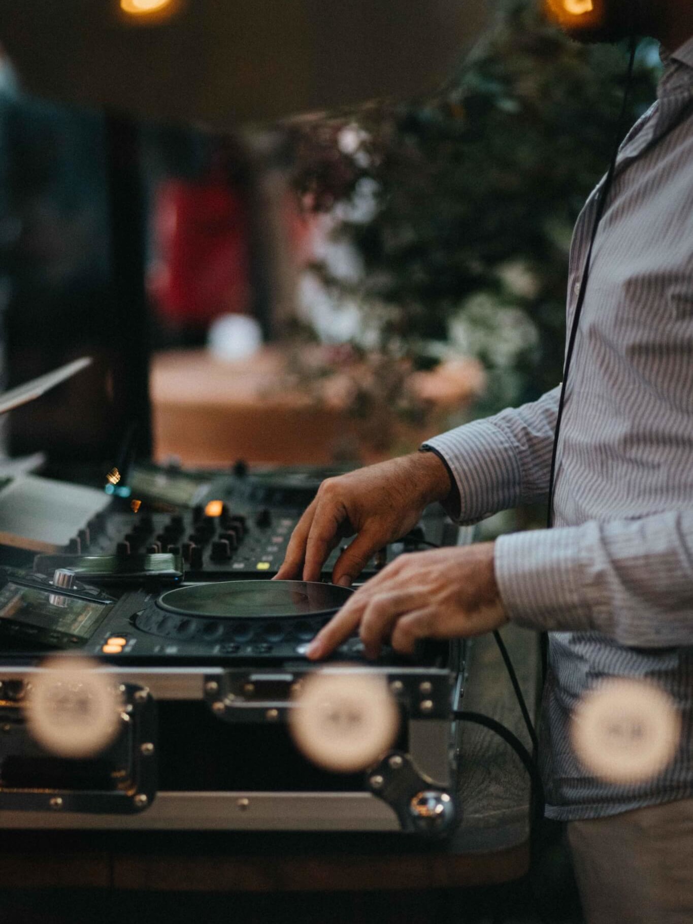 DJ animant une soirée à La Commune, créant une ambiance musicale immersive pour les visiteurs du food court lyonnais